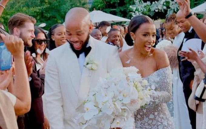 Cựu Hoa hậu Hoàn vũ diện váy cưới xuyên thấu, quấn quýt bên chồng