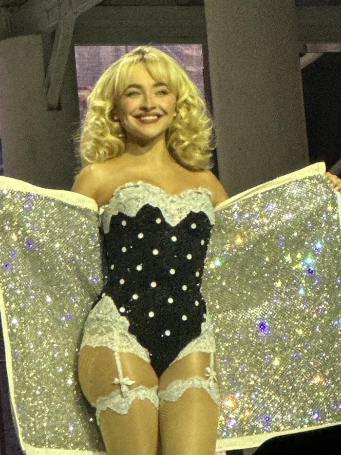 Nữ ca sĩ bị chỉ trích vì tạo dáng 'tháp Eiffel' phản cảm với 2 nam vũ công Ảnh 1