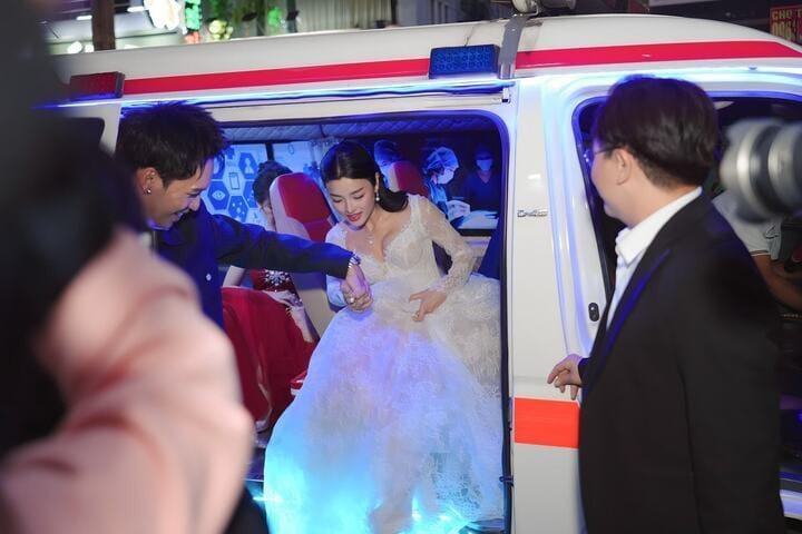 Nghệ sĩ đi xe cứu thương đến sự kiện ra mắt phim. (Ảnh: ĐPCC)