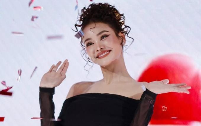 Engfa Waraha suýt ngất trên thảm đỏ, sức khỏe đáng lo ngại