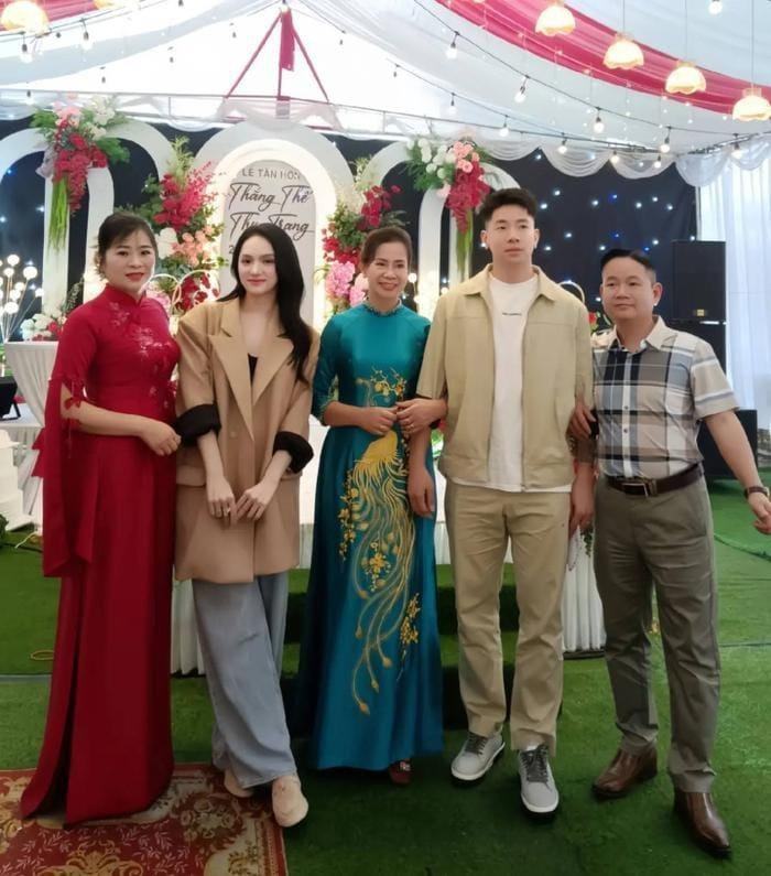 Hương Giang chụp ảnh cùng Phú Cường và mẹ của anh trong đám cưới. (Ảnh Fer xinh)