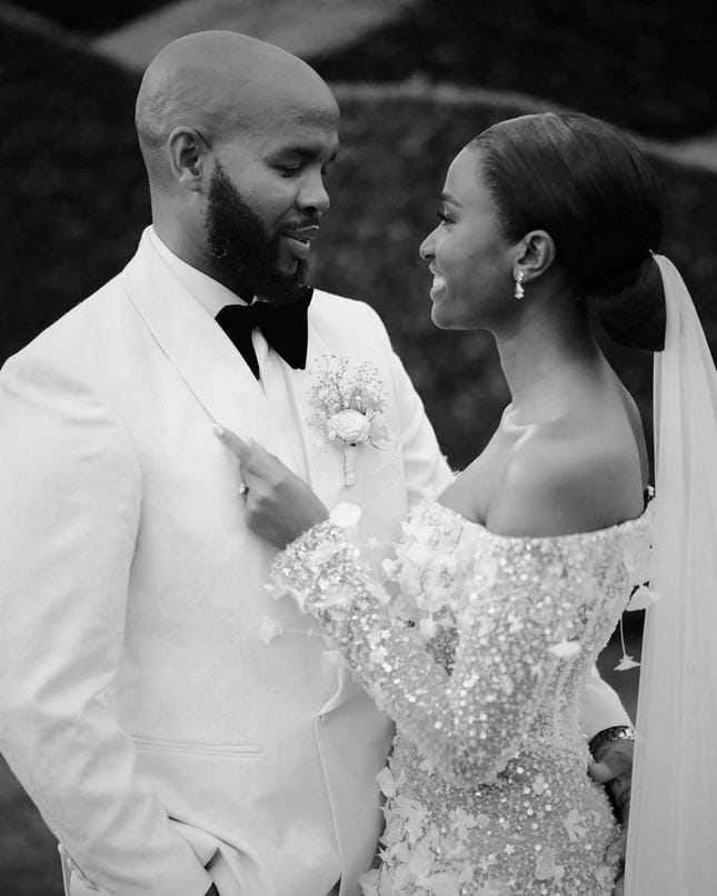 Hoa hậu Hoàn vũ Zozibini Tunzi diện váy Việt trong đám cưới ngọt ngào