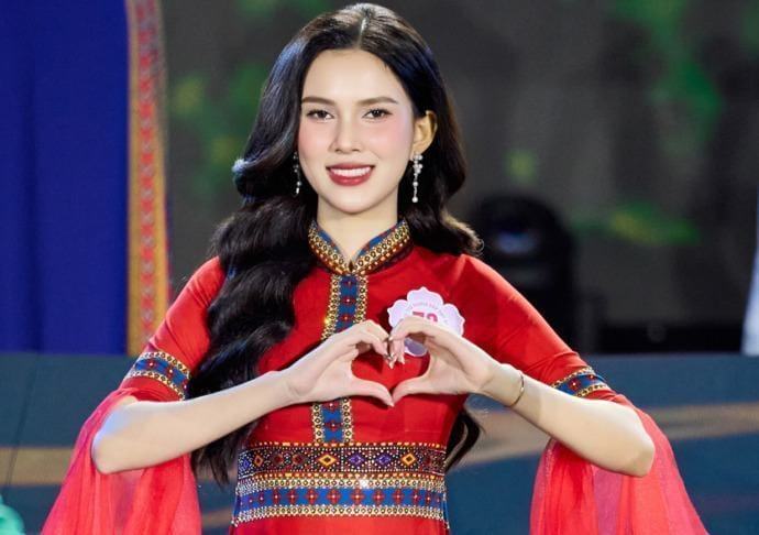 Linh Đan trong trang phục dân tộc