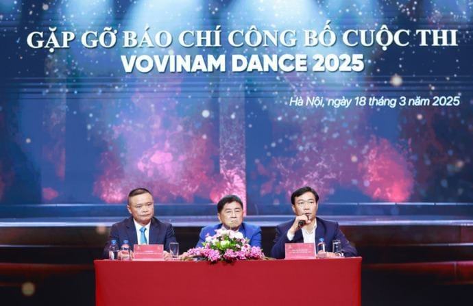 Ban tổ chức tại buổi gặp gỡ báo chí.