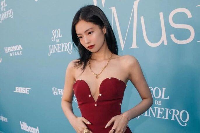 Jennie tỏa sáng với váy đỏ cúp ngực tại Billboard Women in Music 2025