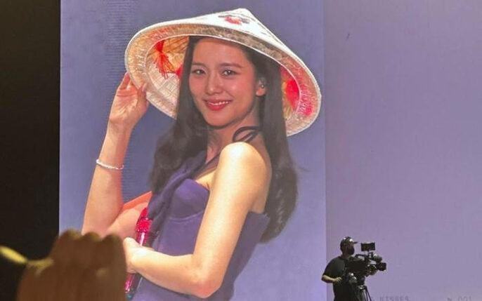 Jisoo rạng rỡ với nón lá Việt Nam, fan Việt ‘chơi lớn’ đón thần tượng