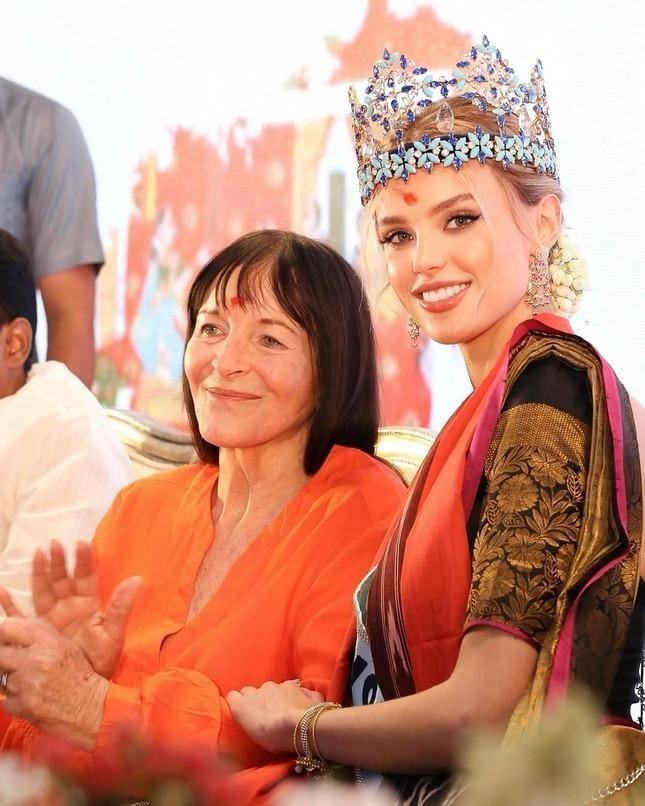 Bà Julia Morley và Hoa hậu Thế giới Krystyna Pyszková tại cuộc họp báo