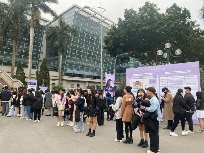 Khung cảnh trước giờ G fan meeting của Jisoo tại Hà Nội Ảnh 1