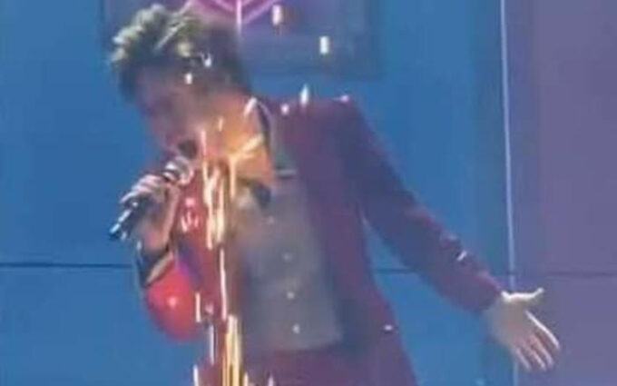 Nam ca sĩ bị pháo lửa bắn vào miệng: Bản lĩnh đáng nể!