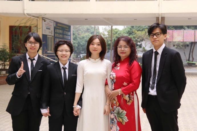 Vũ Mạnh Doanh cùng cô giáo và bạn bè