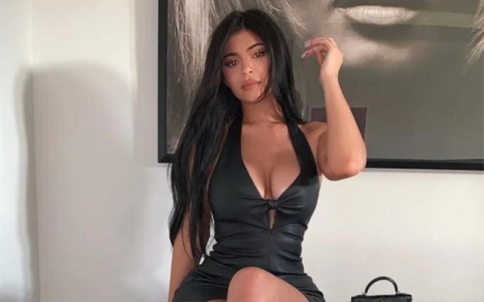 Người mẫu gây tranh cãi khi diện váy hở đến trường đón con