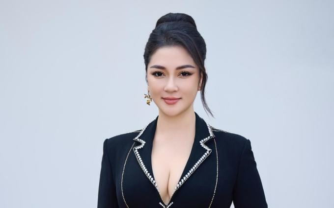 Nguyễn Thị Huyền khoe dáng nóng bỏng trên thảm đỏ