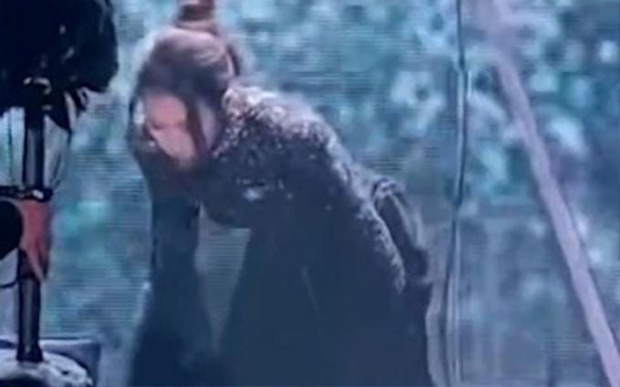 Nữ ca sĩ gặp loạt sự cố bất ngờ khiến khán giả ngỡ ngàng