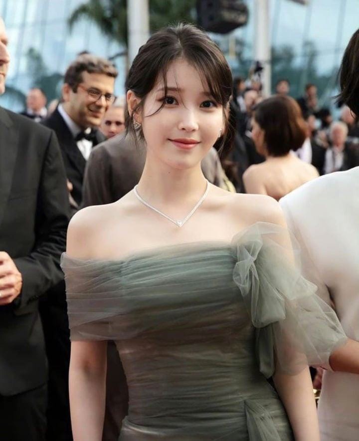 IU ngày càng tỏa sáng với thần thái tự tin và rạng rỡ