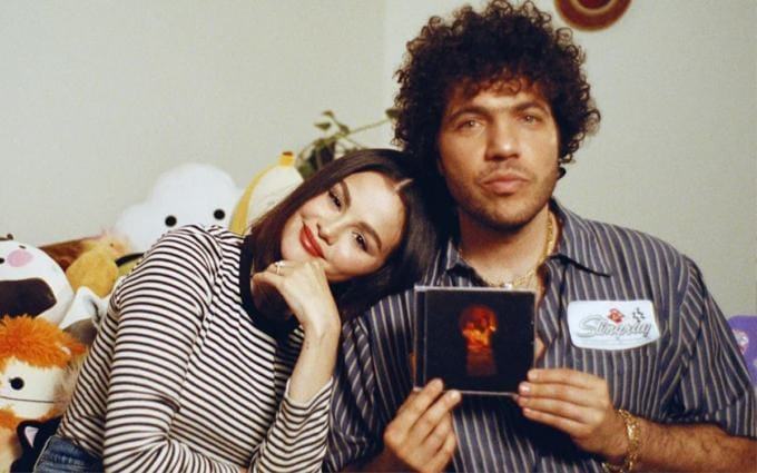 Selena Gomez chính thức đính hôn với bạn trai Benny Blanco năm ngoái