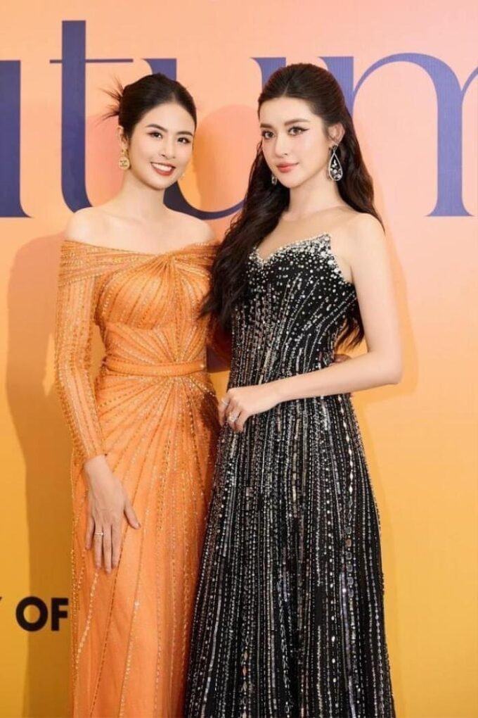 Á hậu Huyền My nhiều lần bị soi đeo nhẫn kim cương ở ngón áp út.