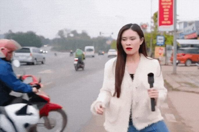 Tai nạn bất ngờ giữa đường khiến cô gái quay phim giật mình