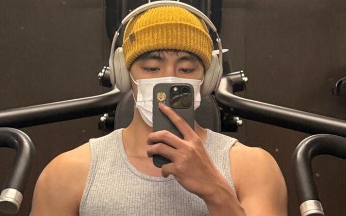 V (BTS) gây sốc với hành trình giảm 10 kg trong quân ngũ