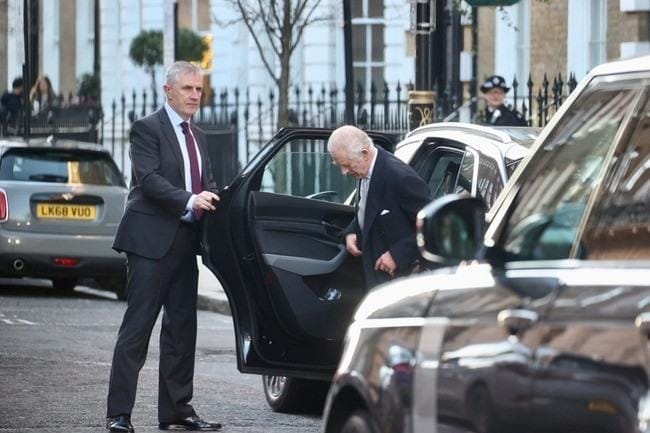 Vua Charles nhập viện: Hành trình chống chọi ung thư đầy bất ngờ