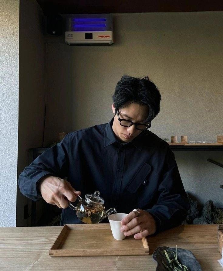 Ở nhà thuê nhưng mua túi xách hơn 30 triệu, đặt vé máy bay hạng thương gia đi chơi- Ảnh 8.