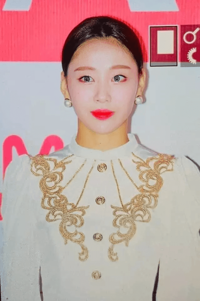 Yves (LOONA) với lớp nền dày