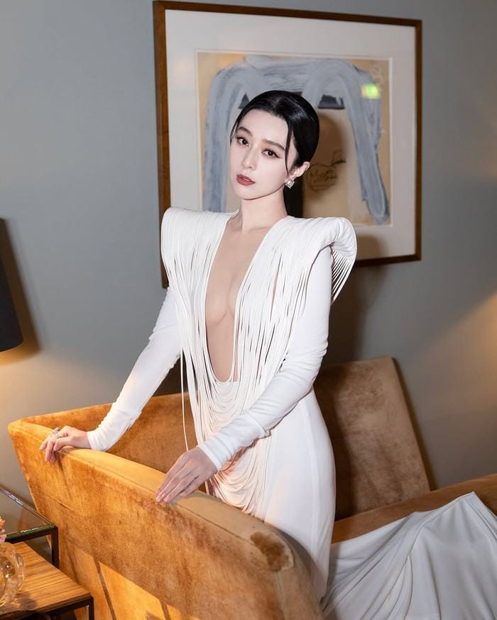 Phạm Băng Băng gây xôn xao cõi mạng với chiếc váy phô trọn thân hình gợi cảm. Ảnh: IGNV