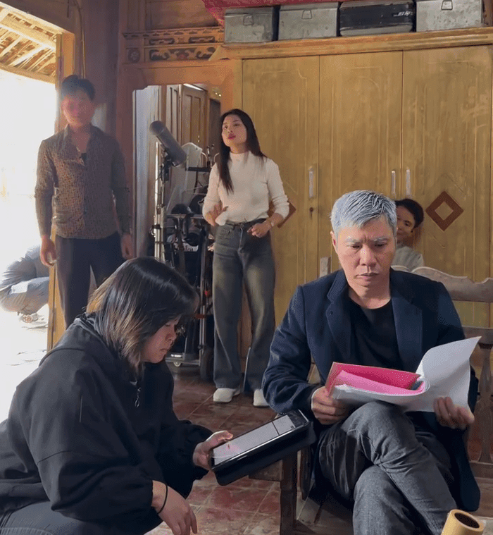 NSND Công Lý được quan tâm, hỗ trợ khi trở lại đóng phim truyền hình. (Ảnh: FBNV)