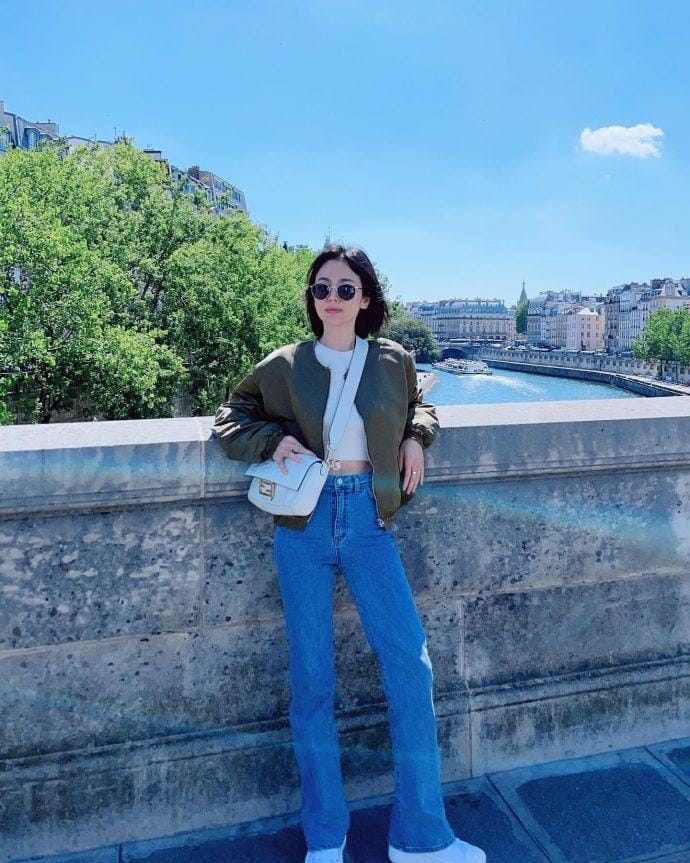 Song Hye Kyo phối đồ với áo crop top và quần jeans.
