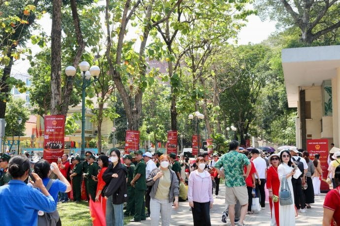 Hội trường Thống Nhất (Q.1) là một trong những địa điểm thu hút rất đông người dịp 30.4