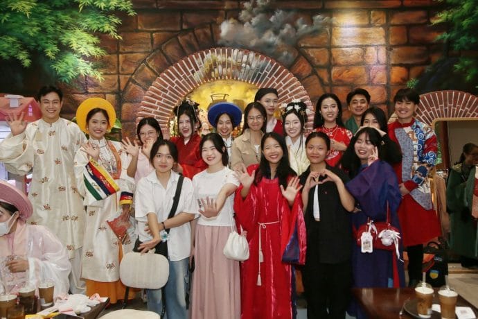 Xuân Khánh và bạn bè