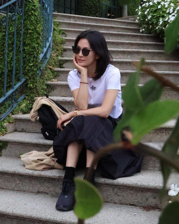 Song Hye Kyo diện áo thun trắng và chân váy đen đơn giản nhưng đầy nữ tính.