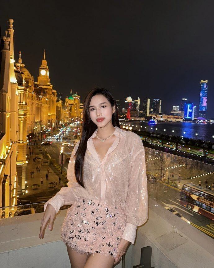 Đỗ Thị Hà diện áo sơ mi và chân váy ngắn đính kim tuyến, phong cách dự tiệc.