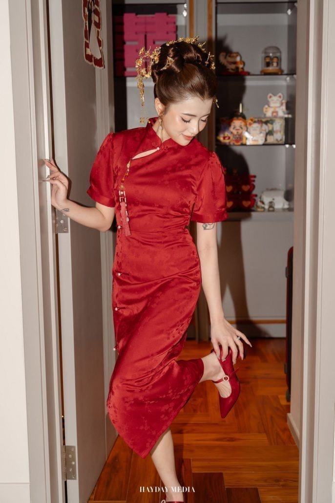Cô dâu Dinh Dinh mặc sườn xám màu đỏ, lễ gia tiên cũng được tổ chức theo phong cách người Hoa.