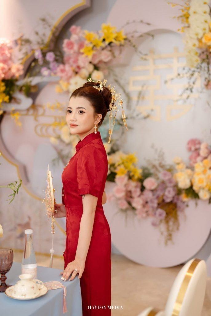 Cô dâu Dinh Dinh mặc sườn xám màu đỏ, lễ gia tiên cũng được tổ chức theo phong cách người Hoa.