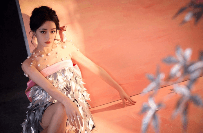 Địch Lệ Nhiệt Ba ‘phá đảo’ Weibo với 5 tỷ lượt tương tác, Hòa Minzy bị mạo danh gây sốc