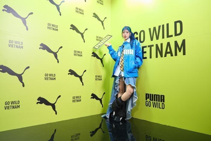 MAYonair tự tin thể hiện cá tính riêng qua outfit áo bomber và váy jeans cùng mái tóc xanh nổi bật.