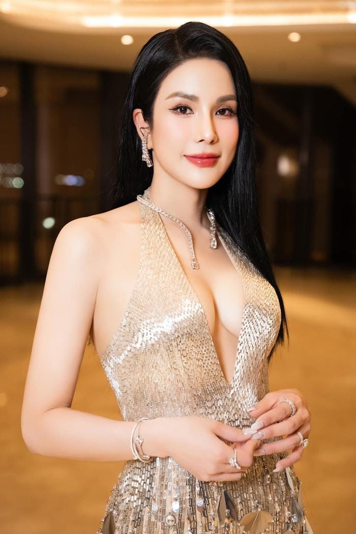 Diệp Lâm Anh tích cực hoạt động nghệ thuật và chăm chỉ kinh doanh sau ly hôn.