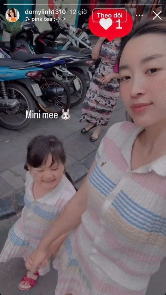 Hoa hậu Đỗ Mỹ Linh và bé gái ăn mặc đồng điệu. (Ảnh chụp màn hình)