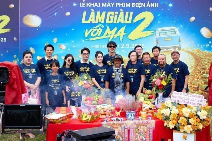 Hoài Linh tại buổi lễ khai máy phim Làm Giàu Với Ma 2.