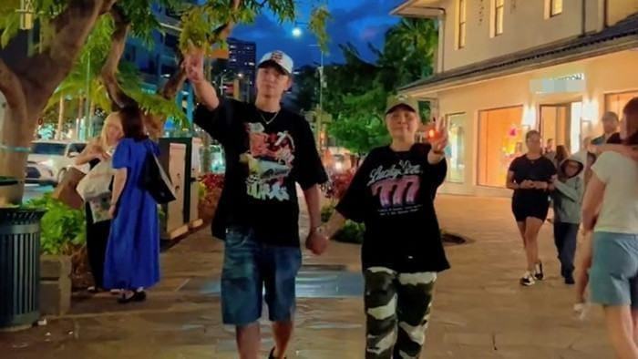 Khoảnh khắc ấm áp giữa hai mẹ con