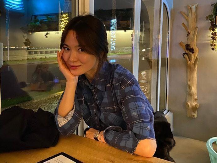 Song Hye Kyo diện áo sơ mi kẻ ô phong cách.