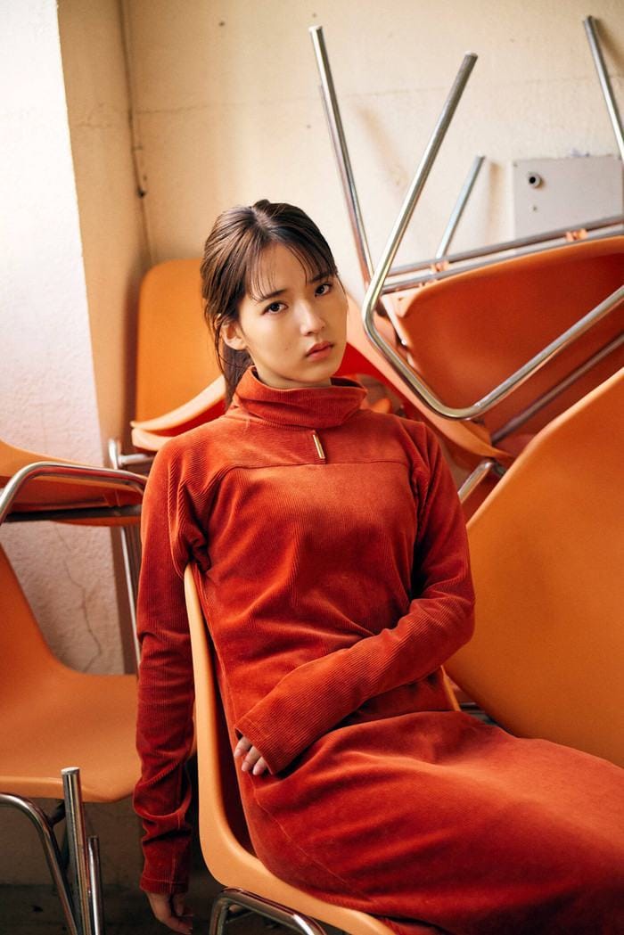 Nữ ca sĩ 22 tuổi di chuyển hơn 1.000km mỗi ngày bằng máy bay đến trường Đại học Ảnh 4