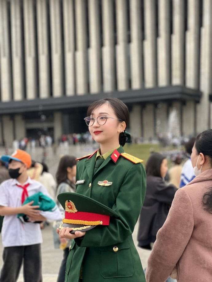 hot girl diễu binh ảnh 1