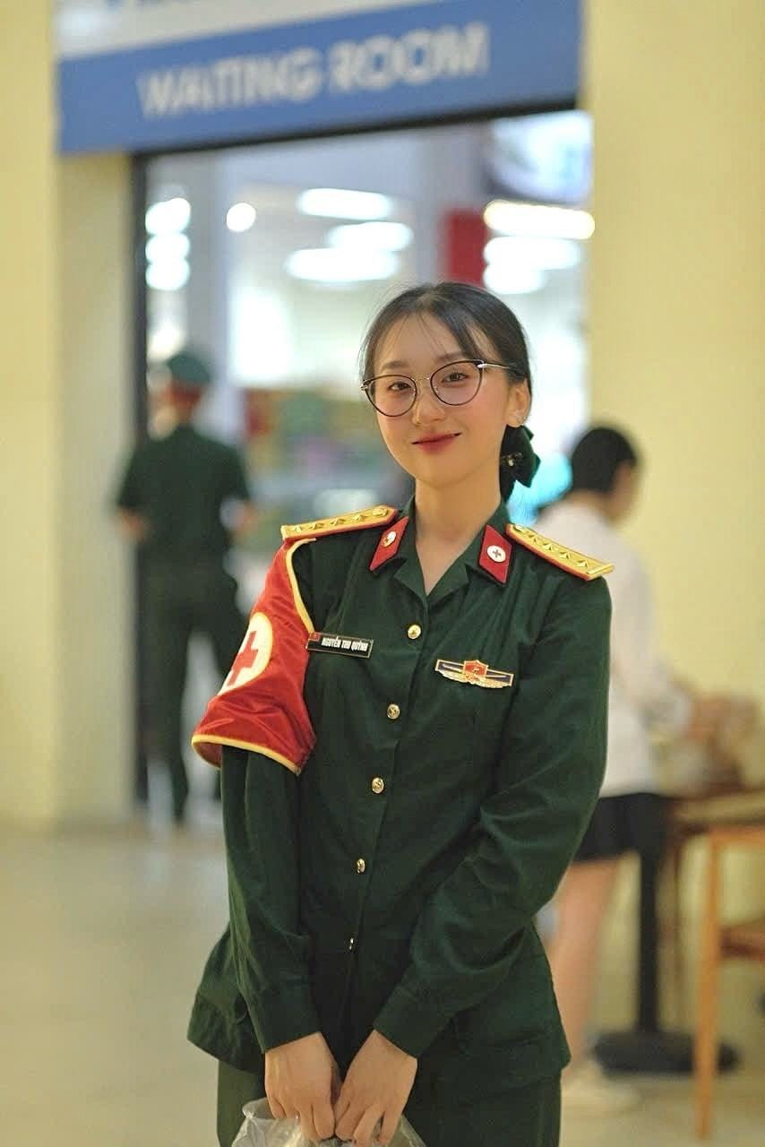 hot girl diễu binh ảnh 4