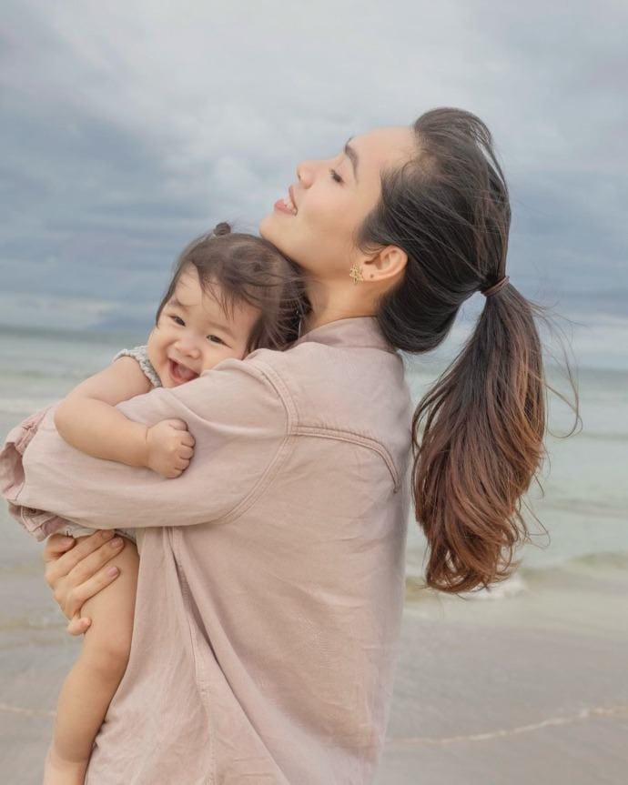 Á hậu Hoàng My tiết lộ hành trình 12 tiếng vượt cạn đầy khó khăn