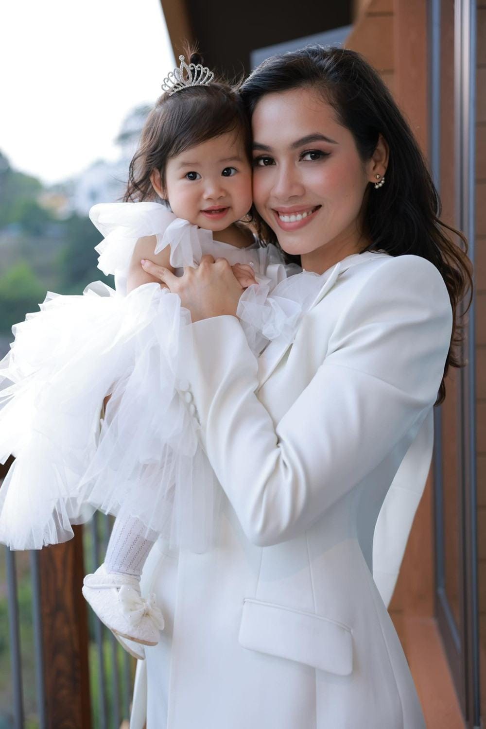 Á hậu Hoàng My tiết lộ hành trình 12 tiếng vượt cạn đầy khó khăn