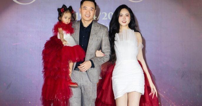Á hậu Trúc Ny tái xuất sàn diễn cùng gia đình sau 3 năm ‘ở ẩn’