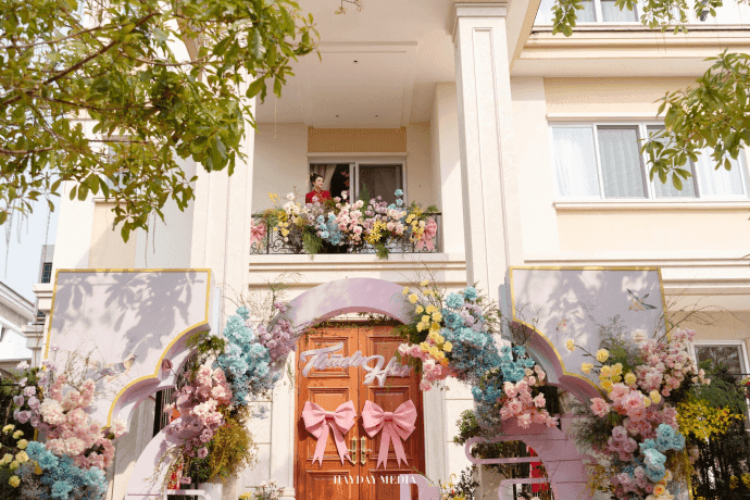 Căn biệt thự được thiết kế theo phong cách tinh giản, có cả bể bơi trong khuôn viên.