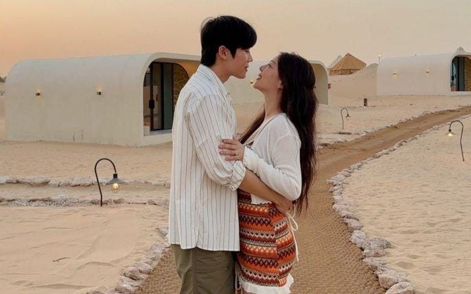 Ailee và chồng thả dáng ngọt ngào giữa sa mạc Dubai