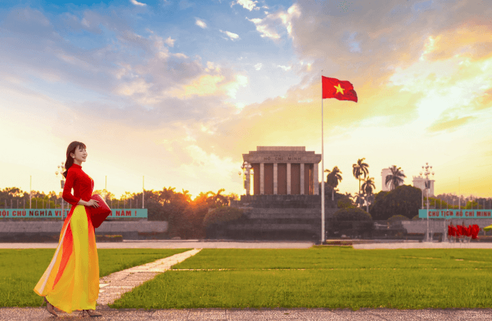 MC Hải Anh rạng rỡ trong tà áo dài cờ đỏ sao vàng - 2